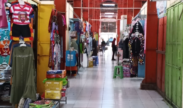 Pasar Sido Makmur Blora Sepi Pembeli saat Ramadan, Pedagang Pakaian Berharap Begini 25 SEPI : Kondisi kios-kios pakaian di pasar Sidomakmur Blora. Foto : Eko Wicaksono/Lingkar Jateng