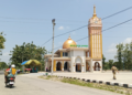 MEGAH : Masjid Baitul Makmur, disebelah ruas jalan provinsi Grobogan-Blora, tepatnya di Desa Trembulrejo, Kecamatan Ngawen. Foto : Eko Wicaksono/Lingkar