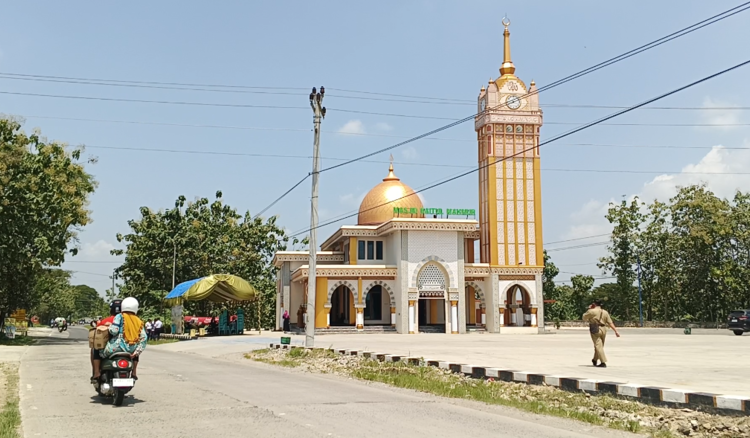 Rogoh Kantong Pribadi, Juragan Beras di Blora Bangun Masjid Super Megah 25 MEGAH : Masjid Baitul Makmur, disebelah ruas jalan provinsi Grobogan-Blora, tepatnya di Desa Trembulrejo, Kecamatan Ngawen. Foto : Eko Wicaksono/Lingkar
