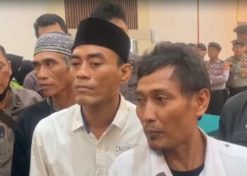 Dua tokoh Aliansi Masyarakat Pati Bersatu (AMPB) Teguh Istianto dan Supriyono alias Botok usai sidang Pengadilan Negeri Kabupaten Pati pada Kamis, 5 Maret 2026. (dok for Lingkarjateng.id)