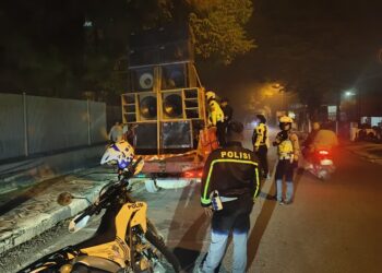 Petugas Polres Salatiga menghentikan kendaraan takbir keliling yang menggunakan sound horeg di jalan protokol, Jumat malam, 21 Maret 2026. (Dok. Polres Salatiga/Lingkarjateng.id)