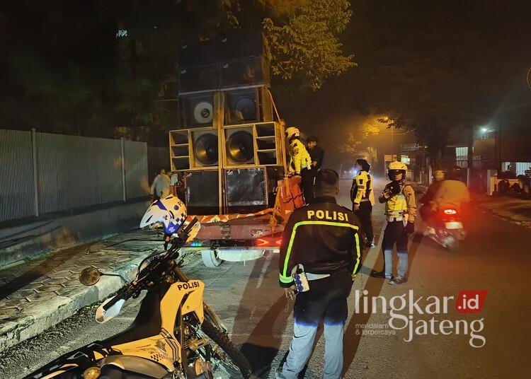 Nekat Takbir Keliling, 6 Truk Sound Horeg di Salatiga Disikat Polisi 25 Petugas Polres Salatiga menghentikan kendaraan takbir keliling yang menggunakan sound horeg di jalan protokol, Jumat malam, 21 Maret 2026. (Dok. Polres Salatiga/Lingkarjateng.id)