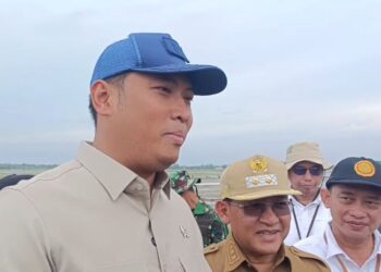 Wakil Menteri Pertanian (Wamentan) Sudaryono saat meninjau langsung pelaksanaan tanam bersama Brigade Pangan di Desa Godong, Kabupaten Grobogan, Jawa Tengah, Selasa, 3 Maret 2026. (Ahmad Abror/Lingkarjateng.id)