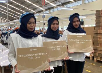 SIMBOLIS: Pembagian THR kepada pekerja rokok di Brak SKT Tangjungkarang 2, Desa Tanjungkarang, Kecamatan Jati, Kabupaten Kudus, Rabu, 11 Maret 2026. (Nisa Hafizhotus Syarifa/Lingkarjateng.id)