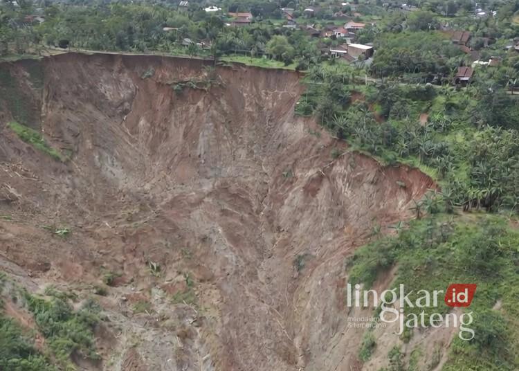 Longsor di Ungaran Timur Semarang Meluas, Permukiman Warga Terancam 25 Kondisi tanah longsor di Desa Kalongan, Kecamatan Ungaran Timur, Kabupaten Semarang, kian meluas. (Dok. Diskominfo Kab. Semarang/Lingkarjateng.id)