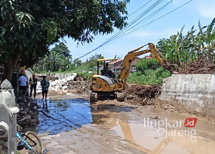 Tanggul Sungai Plumbon Semarang Jebol Lagi, Ratusan Rumah di Mangkang Kulon Terendam Banjir 25 Perbaikan sementara tanggul Sungai Plumbon yang jebol di Kelurahan Mangkang Kulon, Kecamatan Tugu, Kota Semarang, Rabu, 4 Maret 2026. (Syahril Muadz/Lingkarjateng.id)