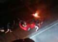 TERBAKAR : Api membakar bagian mesin mobil sedan warna merah di K. 459B Tol Semarang, Senin malam, 23 Maret 2026. (Humas Polres Salatiga/Lingkarjateng.id)