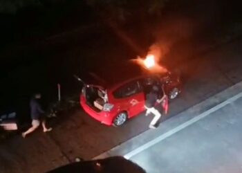 TERBAKAR : Api membakar bagian mesin mobil sedan warna merah di K. 459B Tol Semarang, Senin malam, 23 Maret 2026. (Humas Polres Salatiga/Lingkarjateng.id)