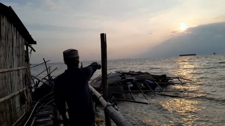 Kisah Pilu Warga Tambaksari Demak, Ramadan Tanpa Rumah usai Dihantam Kapal Tongkang 25 Ramadan Tanpa Rumah usai Dihantam Kapal Tongkang, Kisah Pilu Shokib Warga Tambaksari Demak. Foto : Burhan / Lingkar