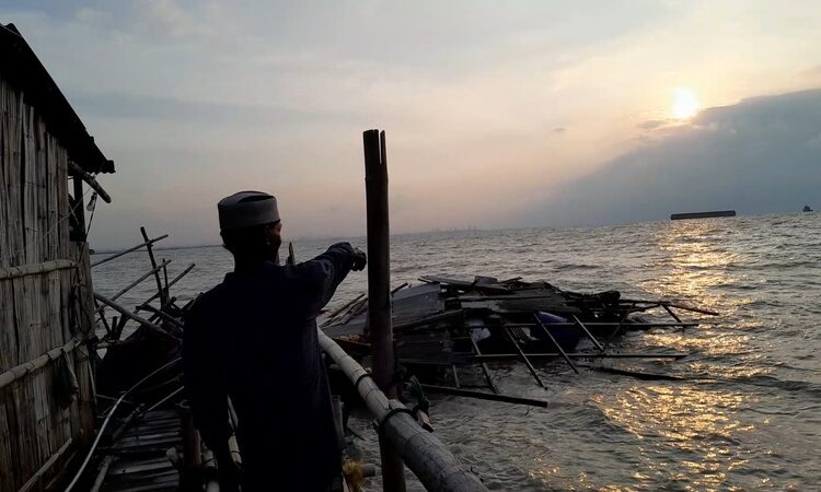 Ramadan Tanpa Rumah usai Dihantam Kapal Tongkang, Kisah Pilu Shokib Warga Tambaksari Demak. Foto : Burhan / Lingkar
