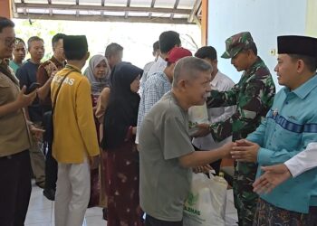 Plt Bupati Pekalongan, Sukirman, menyalurkan paket sembako Ramadhan yang diselenggarakan Baznas Kabupaten Pekalongan di Kantor Kecamatan Kedungwuni, Sabtu (14/3/2026). Foto : Fahri Akbar /Lingkar