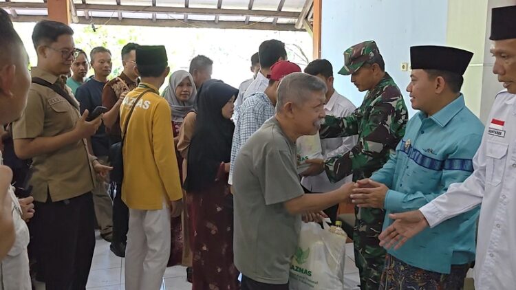Plt Bupati Pekalongan, Sukirman, menyalurkan paket sembako Ramadhan yang diselenggarakan Baznas Kabupaten Pekalongan di Kantor Kecamatan Kedungwuni, Sabtu (14/3/2026). Foto : Fahri Akbar /Lingkar