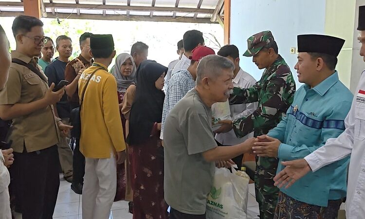 Plt Bupati Pekalongan, Sukirman, menyalurkan paket sembako Ramadhan yang diselenggarakan Baznas Kabupaten Pekalongan di Kantor Kecamatan Kedungwuni, Sabtu (14/3/2026). Foto : Fahri Akbar /Lingkar