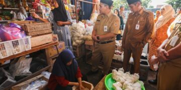 Wakil Gubernur Jawa Tengah, Taj Yasin Maimoen, didampingi Wakil Bupati Demak, Muhammad Badruddin, mengecek harga dan ketersediaan bahan pokok di Pasar Bintoro, Kabupaten Demak, Senin, 9 Maret 2026. (M. Burhanuddin Aslam/Lingkarjateng.id)
