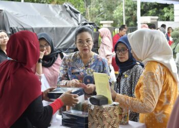 Wali Kota Semarang, Agustina Wilujeng Pramestuti, saat menghadiri Gerakan Pangan Murah (GPM) di Kantor Kecamatan Semarang Barat, Jumat, 6 Maret 2026. (Humas Pemkot Semarang/Lingkarjateng.id)