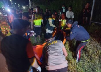 Petugas kepolisian bersama warga mengevakuasi mayat yang ditemukan di Sungai Wulan, wilayah Desa Tempel, Kecamatan Wedung, Kabupaten Demak, pada Selasa sore, 3 Maret 2026. (M. Burhanuddin Aslam/Lingkarjateng.id)