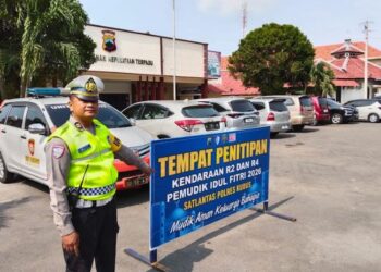 Petugas Polres Kudus menunjukkan tempat layanan penitipan kendaraan gratis di Kantor Pelayanan Publik (Yanlik), Selasa, 17 Maret 2026. (Nisa Hafizhotus Syarifa/Lingkarjateng.id)