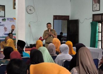 Camat Patean, Syamsudluha Tantowi, menyampaikan sambutan sebelum kegiatan pelayanan kesehatan di Desa Gedong, Kecamatan Patean, Kabupaten Kendal pada Senin, 2 Maret 2026. (Arvian Maulana/Lingkarjateng.id)