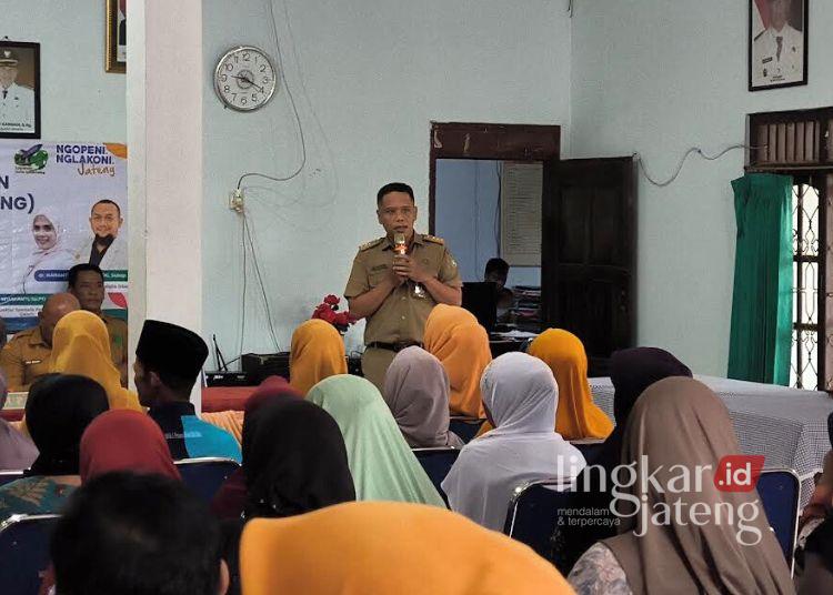 Warga Patean Kendal Antusias Manfaatkan Layanan Speling 25 Camat Patean, Syamsudluha Tantowi, menyampaikan sambutan sebelum kegiatan pelayanan kesehatan di Desa Gedong, Kecamatan Patean, Kabupaten Kendal pada Senin, 2 Maret 2026. (Arvian Maulana/Lingkarjateng.id)