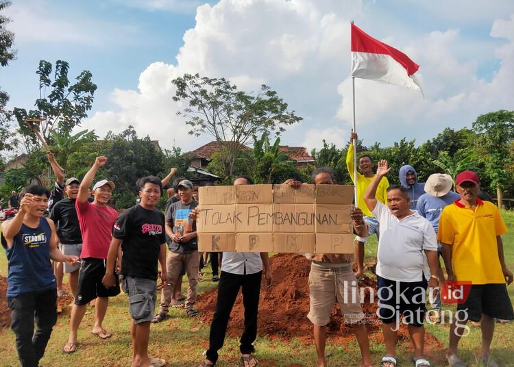 Pembangunan Gedung Koperasi Merah Putih di Sukobubuk Pati Diprotes Warga 25 Warga Desa Sukobubuk, Kecamatan Margorejo, melakukan aski protes terhadap pembangunan gedung Koperasi Desa Merah Putih di lapangan desa setempat, Jumat, 27 Maret 2026. (Lingkarjateng Group Network/Lingkarjateng.id)