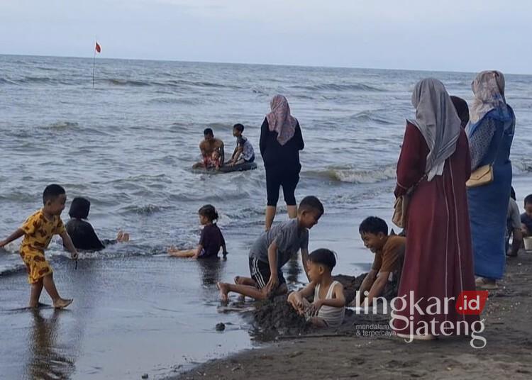 Pantai Indah Kemangi Kendal Diserbu Wisatawan Selama Libur Lebaran Idul Fitri 25 Para pengunjung sedang menikmati liburan di Pantai Indah Kemangi, di Desa Jungsemi, Kecamatan Kangkung, Kabupaten Kendal, Senin, 23 Maret 2026. (Anik Kustiani/Lingkarjateng.id)