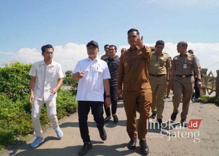 Zulhas Janji Bantu Pengajuan Anggaran Pembangunan Jembatan Jepara-Demak di Kedungmalang 25 Menteri Koordinator Bidang Pangan, Zulkifli Hasan, didampingi Bupati Jepara, Witiarso Utomo, saat meninjau jembatan penghubung di Desa Kedungmalang, Kecamatan Kedung, Kabupaten Jepara, Senin, 9 Maret 2026. (Antara/Lingkarjateng.id)