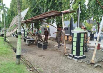 Pembongkaran Shelter yang digunakan PKL di Alun-alun Blora oleh Satpol PP. (Eko Wicaksono/Lingkarjateng.id)