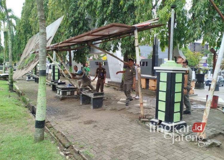 Penataan Alun-alun Blora, PKL Tunggu Kepastian Relokasi 25 Pembongkaran Shelter yang digunakan PKL di Alun-alun Blora oleh Satpol PP. (Eko Wicaksono/Lingkarjateng.id)