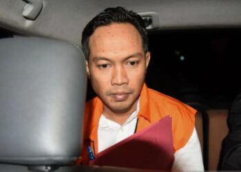 Bupati Cilacap Syamsul Auliya Rachman duduk di dalam mobil tahanan usai ditetapkan sebagai tersangka kasus pemerasan terhadap perangkat daerah untuk tunjangan hari raya (THR), Sabtu, 14 Maret 2026. (Antara)