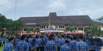 ASN di lingkungan Pemkab Demak sedang mengikuti Apel pagi. (M Burhanuddin Aslam/Lingkarjateng.id)