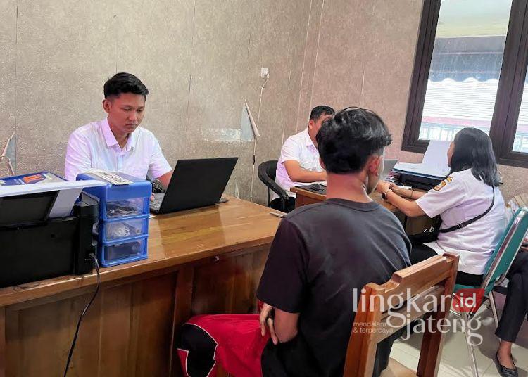 Perang Sarung Berdarah di Demak, Polisi Tangkap 3 Remaja dan Buru Pelaku Lainnya 25 Polisi saat melakukan BAP para pelaku yang diduga terlibat dalam insiden pembacokan saat aksi perang sarung di wilayah Kecamatan Mranggen, Kabupaten Demak. (Dok. for Lingkarjateng.id)