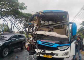 Kondisi Bus PO Widji Lestari terlihat ringsek usai tabrak tronton di Jalan Pantura Kudus-Demak, Kamis, 26 Maret 2026. (M Burhanuddin Aslam/Lingkarjateng.id)