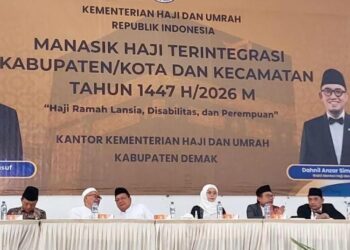 Para calon jamaah haji Demak saat mengikuti acara Bimbingan Manasik Haji di Gedung IPHI Demak, Kamis, 26 Maret 2026. (M Burhanuddin Aslam/Lingkarjateng.id) 