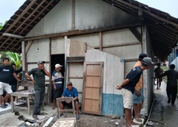 Warga setempat berkumpul di lokasi longsor bantaran Sungai Glugu, Dusun Majenang, Desa Bandungharjo, Kamis, 26 Maret 2026. (Dok. Pribadi/Lingkarjateng.id) 
