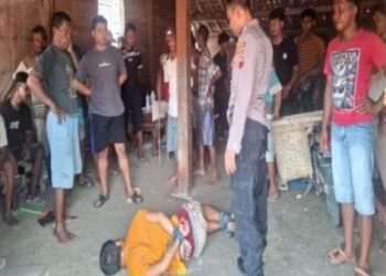 Warga bersama petugas Polsek Kradenan, Grobogan mengamankan Supriyanto (S) dan menyita parang usai kejadian pembacokan yang terjadi di Dusun Gundi, Desa Sengonwetan, Kecamatan Kradenan, pada Minggu, 29 Maret 2026. (Dok. Polres Grobogan/Lingkarjateng.id)