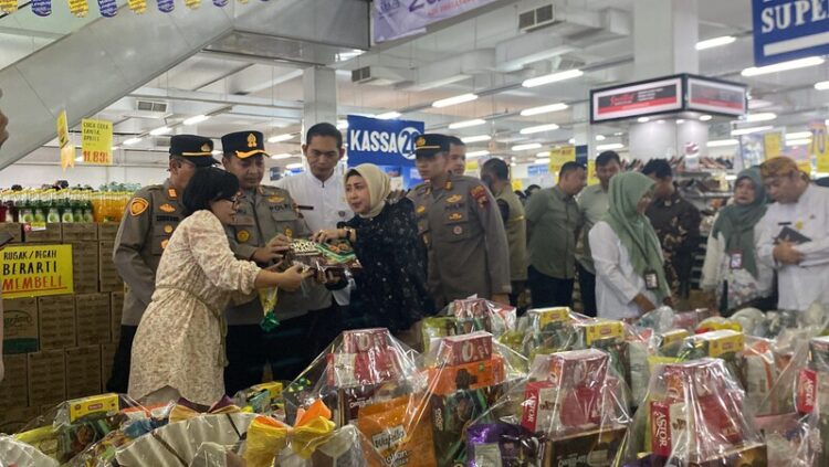 Kapolres Kudus AKBP Heru Dwi Purnomo bersama jajaran dari Pemkab Kudus saat melakukan pengecekan produk makanan di sebuah pasar modern, Kamis (5/3). Foto : Nisa Hafizhotus Syarifa/Lingkar Jateng