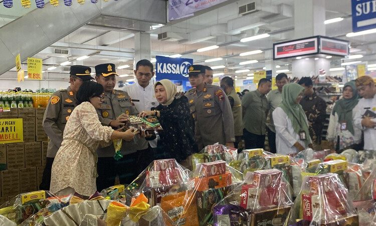 Jelang Idul Fitri 1447 H, Polres Kudus Gencar Periksa Keamanan Produk Makanan 25 Kapolres Kudus AKBP Heru Dwi Purnomo bersama jajaran dari Pemkab Kudus saat melakukan pengecekan produk makanan di sebuah pasar modern, Kamis (5/3). Foto : Nisa Hafizhotus Syarifa/Lingkar Jateng