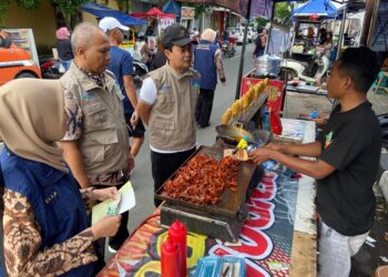 DKK Kudus saat melakukan uji sampel dan edukasi keamanan pangan di Kampung Ramadan Demaan, Desa Demaan, Kecamatan Kota, Kudus. Foto: Nisa Hafizhotus Syarifa / Lingkar