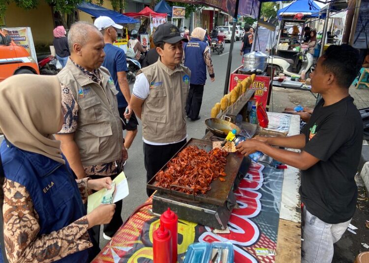 DKK Kudus saat melakukan uji sampel dan edukasi keamanan pangan di Kampung Ramadan Demaan, Desa Demaan, Kecamatan Kota, Kudus. Foto: Nisa Hafizhotus Syarifa / Lingkar