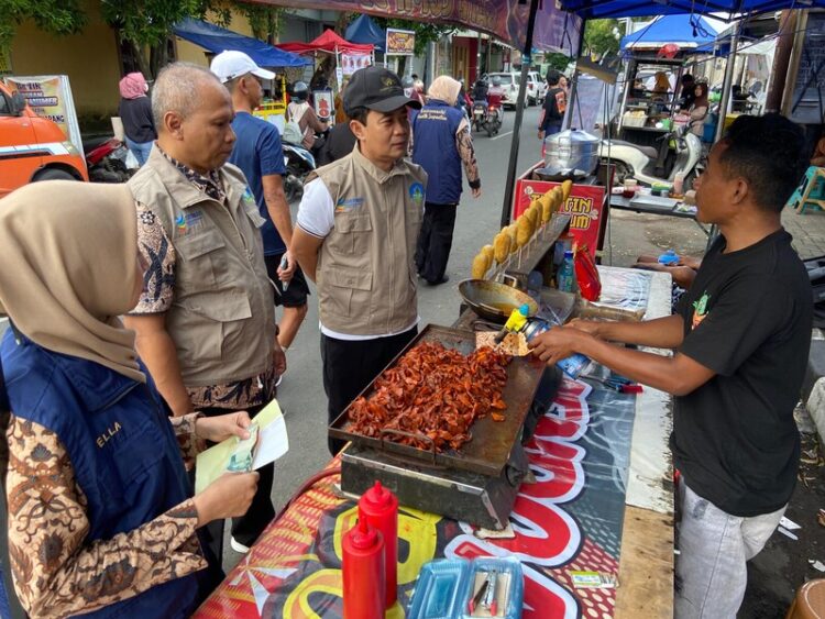 DKK Kudus saat melakukan uji sampel dan edukasi keamanan pangan di Kampung Ramadan Demaan, Desa Demaan, Kecamatan Kota, Kudus. Foto: Nisa Hafizhotus Syarifa / Lingkar
