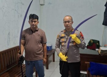 Polres Kudus saat mengamankan senjata tajam yang dibawa oleh dua remaja, Selasa (17/3). Foto: Nisa Hafizhotus Syarifa /Lingkar