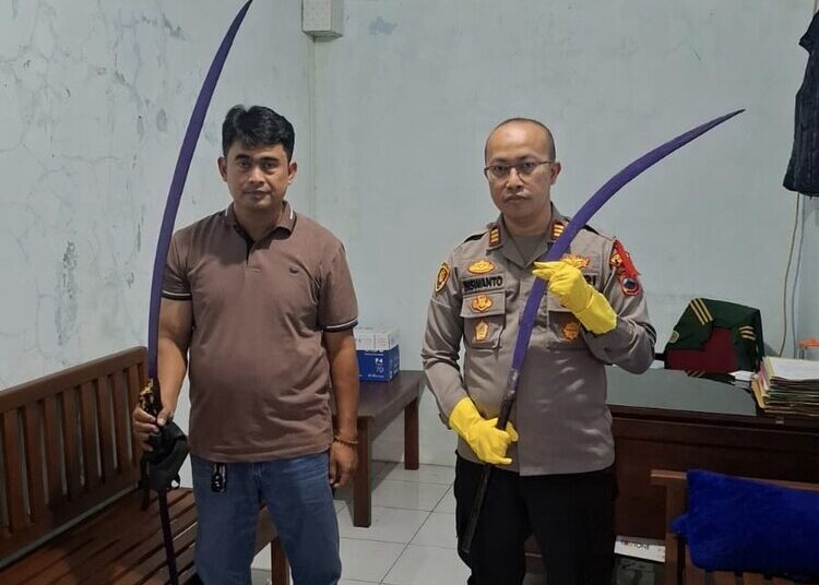 Polres Kudus saat mengamankan senjata tajam yang dibawa oleh dua remaja, Selasa (17/3). Foto: Nisa Hafizhotus Syarifa /Lingkar