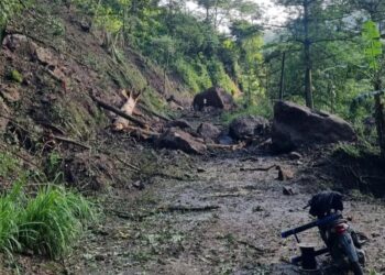 Akses ke Desa Tempur Jepara Kembali Tertutup Longsoran Batu Besar