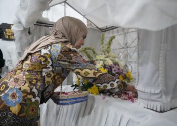 Bupati Kendal Dyah Kartika Permanasari mengikuti  tradisi Syawalan Kaliwungu di Makam Kiai Guru Asy'ari, Jumat, 26 Maret 2026. (Dok. Pribadi/Lingkarjateng.id)