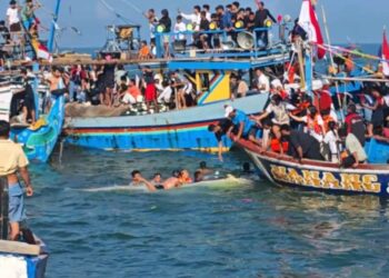 Larung Kepala Kerbau Warnai Puncak Tradisi Lomban Jepara, Antusias Warga Membludak