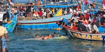 Larung Kepala Kerbau Warnai Puncak Tradisi Lomban Jepara, Antusias Warga Membludak 2 Warga saling berebut miniatur kapal saat proses larung kepala kerbau dalam tradisi Lomban Syawalan di Laut Jepara, pada Sabtu, 28 Maret 2026. (Tomi Budianto/Lingkarjateng.id)