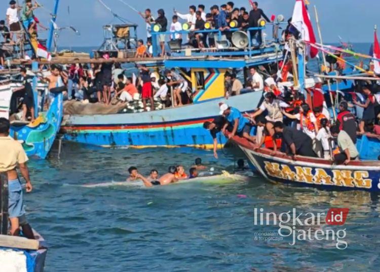 Larung Kepala Kerbau Warnai Puncak Tradisi Lomban Jepara, Antusias Warga Membludak 25 Warga saling berebut miniatur kapal saat proses larung kepala kerbau dalam tradisi Lomban Syawalan di Laut Jepara, pada Sabtu, 28 Maret 2026. (Tomi Budianto/Lingkarjateng.id)