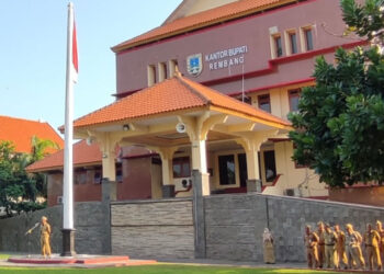 ASN mengikuti apel pagi di kantor Bupati Rembang. (Vicky Rio/Lingkarjateng.id)