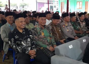 Camat Patean Muh Syamsudluha Tantomi (kiri pertama) saat menghadiri kegiatan Safari Ramadhan TMMD Reguler ke-127 di Desa Gedong, Kecamatan Paten, Kabupaten Kendal, Kamis, 5 Maret 2026 malam. (Anik Kustiani/Lingkarjateng.id)