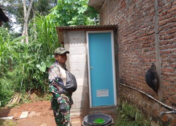 Salah satu jamban yang telah diselesaikan dalam program TMMD Reguler ke-127 di Desa Gedong, Kecamatan Patean, Kabupaten Kendal. (Anik Kustiani/Lingkarjateng.id)